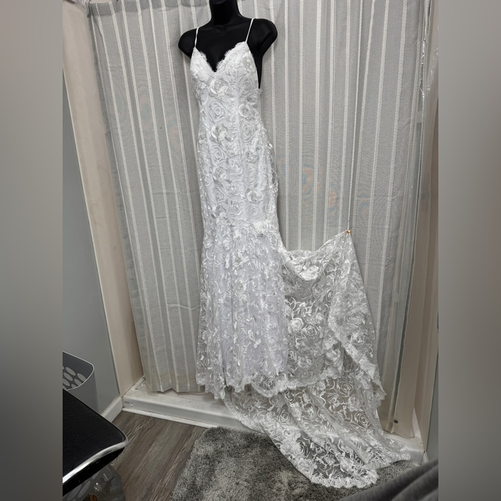 White Lace Spaghetti Strap mermaid Bridal Gown with Train Size Small‎ NWT